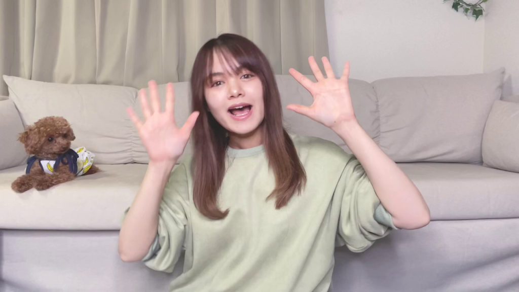 - 動画の冒頭シーン。リラックスした雰囲気の部屋で、ゆいまるさんと愛犬が映っている。動画全体の雰囲気を伝える画像