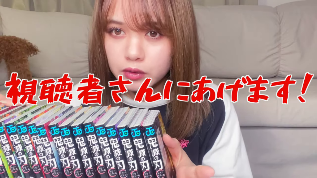 「全巻あげます」と書かれたテロップを背景に語るユイマルさん
