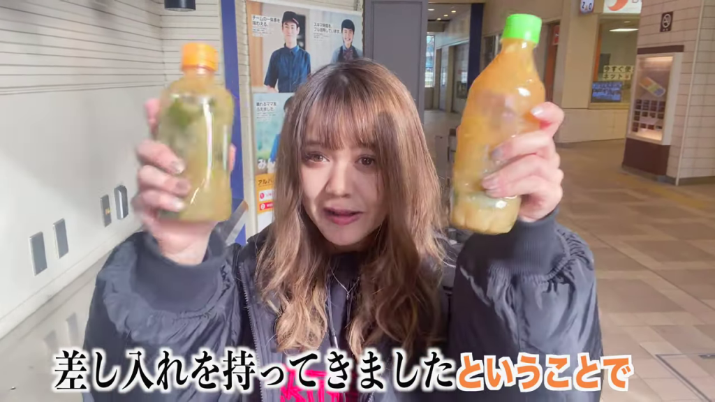 ドッキリの差し入れを準備する仕掛け人