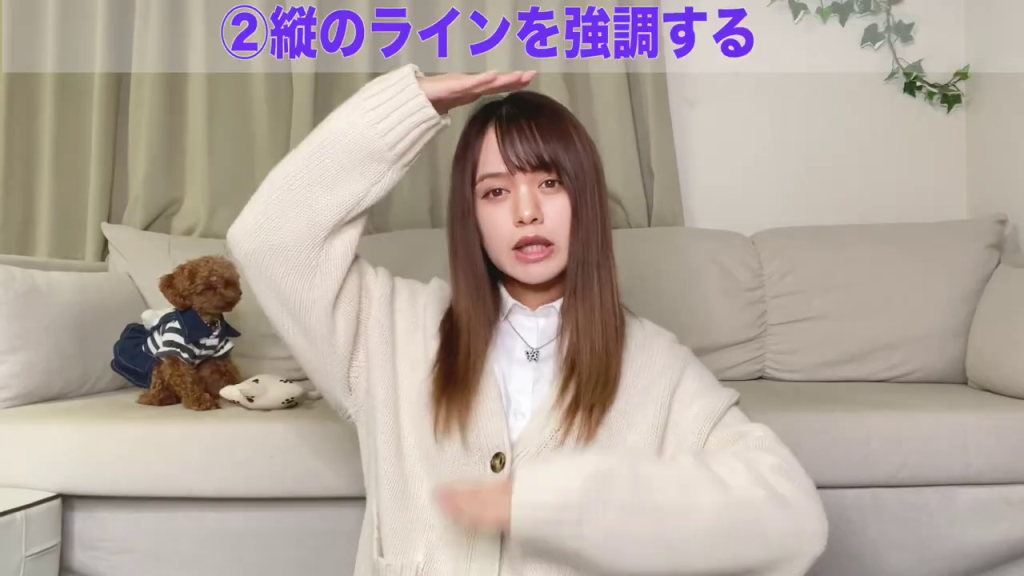 - Vネックシャツを指差し「Vネック◯」のテロップを表示している画像。Vネックという具体的なアイテムを提示することで、読者はすぐに実践に移すことができます。