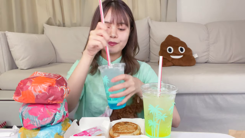 マクドナルド新作全商品がテーブルに並んだ様子
