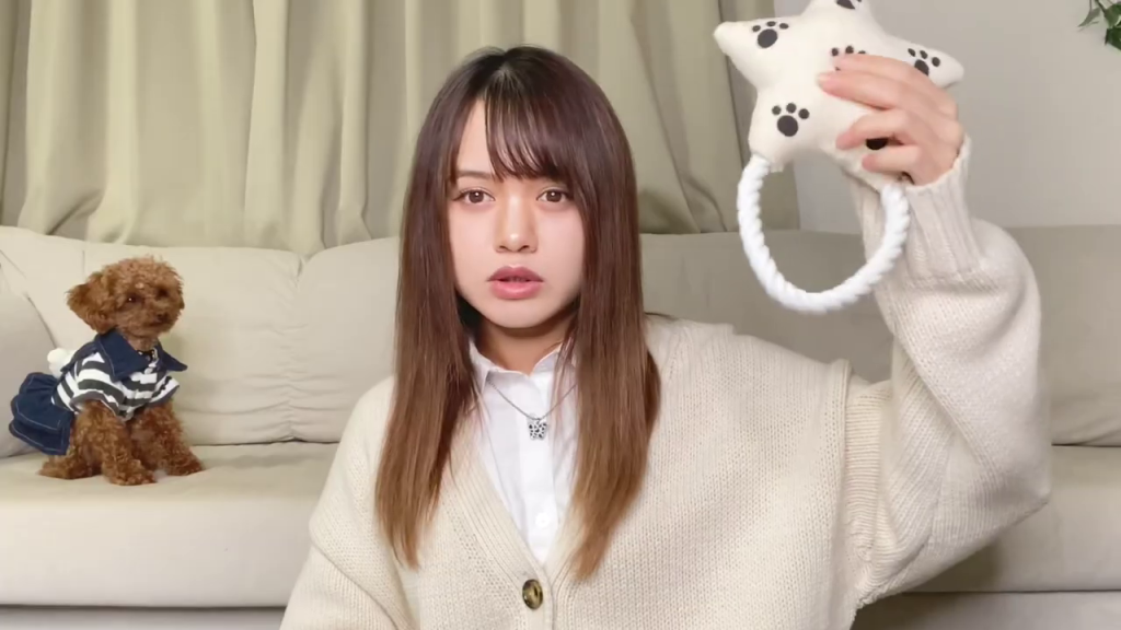 - 「③顔周りのアクセサリー」のテロップと共に、女性が顔の周りに手を広げている画像。アクセサリーがどのように身長の見え方に影響を与えるのか、視覚的に訴えることができます。