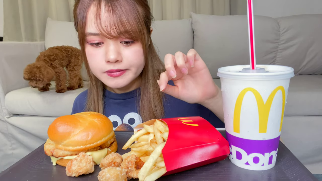 「ひとくちタツタ」を食べた後の「いいね」ポーズ