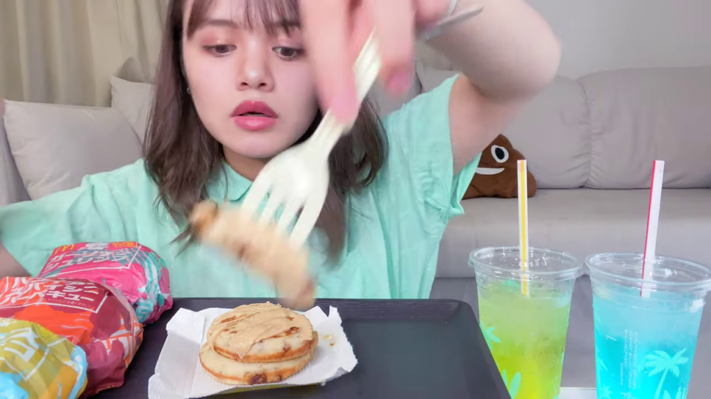 パンケーキの美味しさに感動するYouTuberの表情