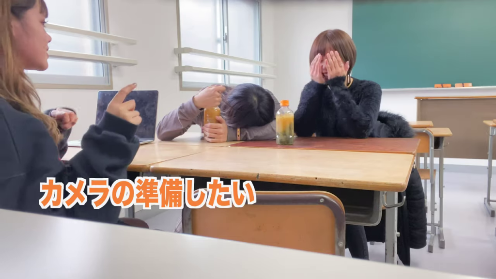 仕掛け人の言動に笑い崩れるターゲット