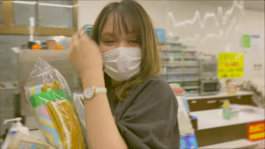 景品に囲まれて感動する女性