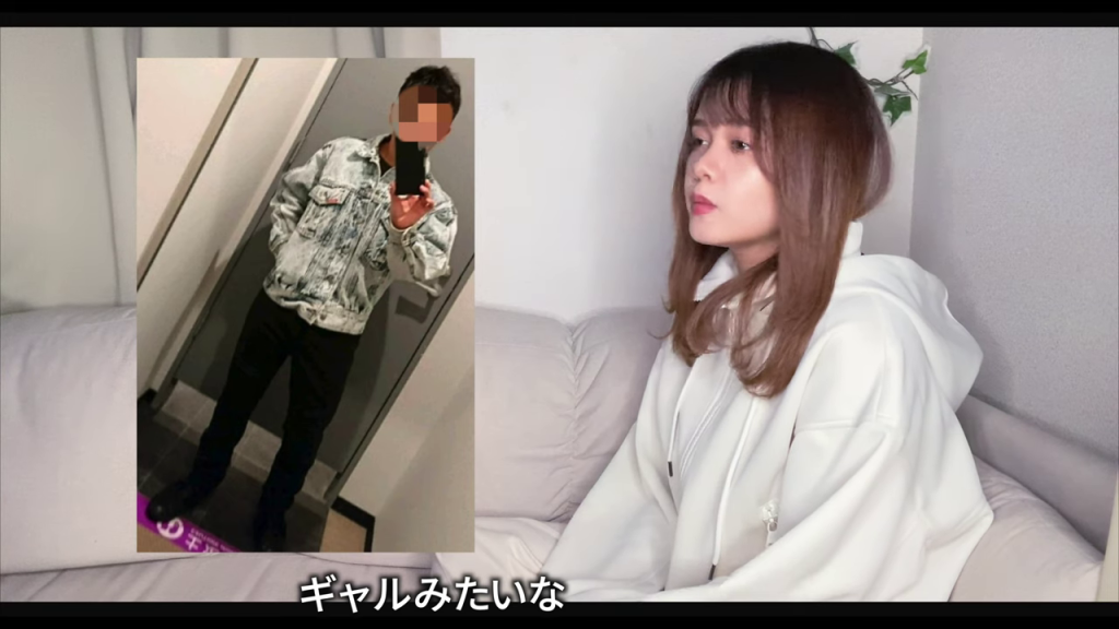 笑顔でピースサインをする女性