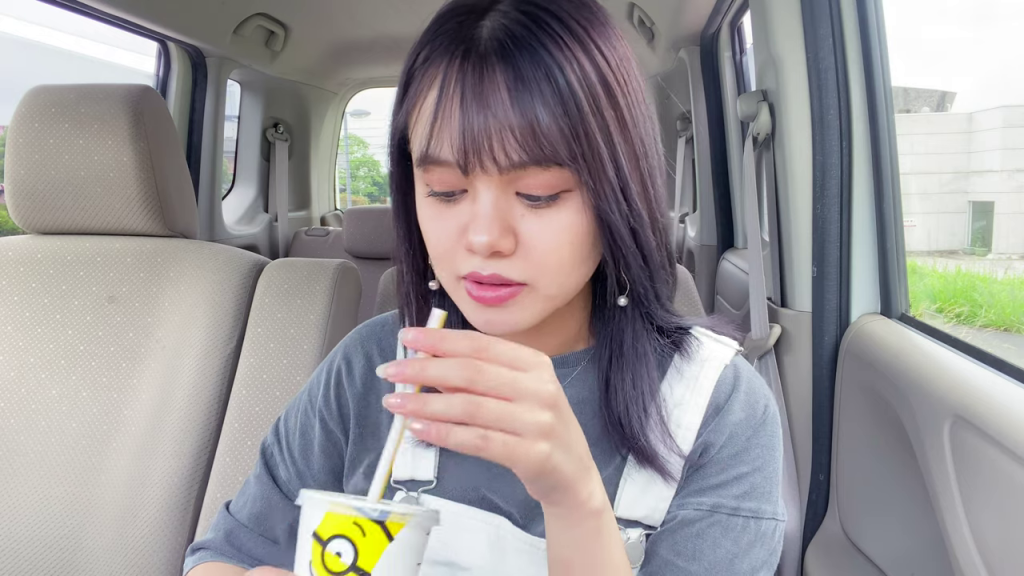 両商品を持ち、ワッフルコーンを推すYouTuber
