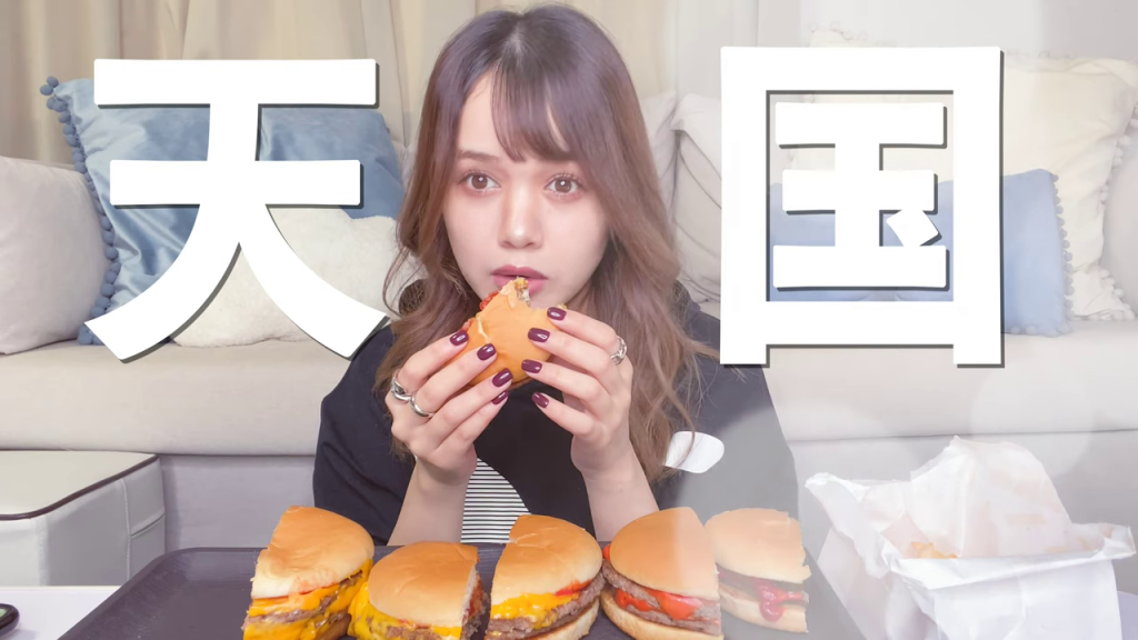 まさに「至福」の表情！このリアクションの先にどんな美味しさが隠されているのでしょうか？