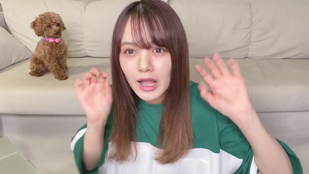 - 動画の導入シーン。女性と小型犬が写っている。