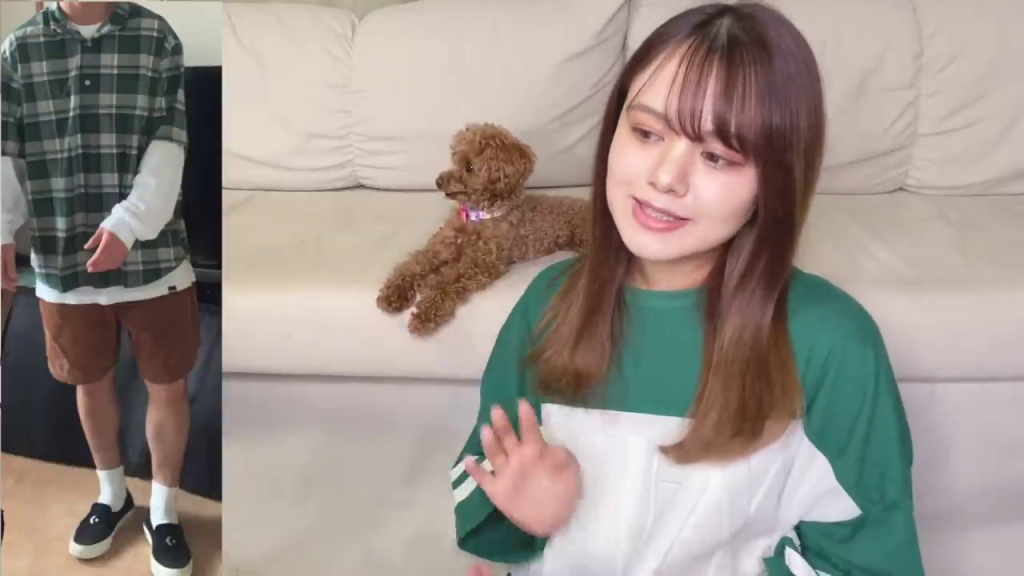 - 男性が落ち着いた色合いの服を着用したコーデ。女性が解説する様子が分割画面で表示。