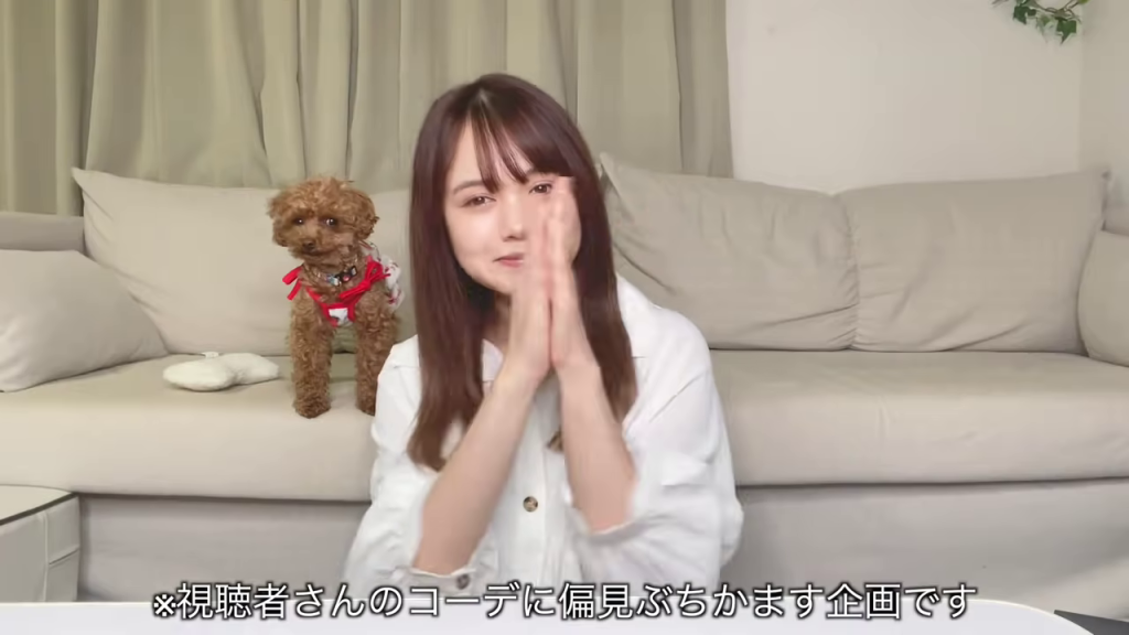 女性が手を合わせている様子