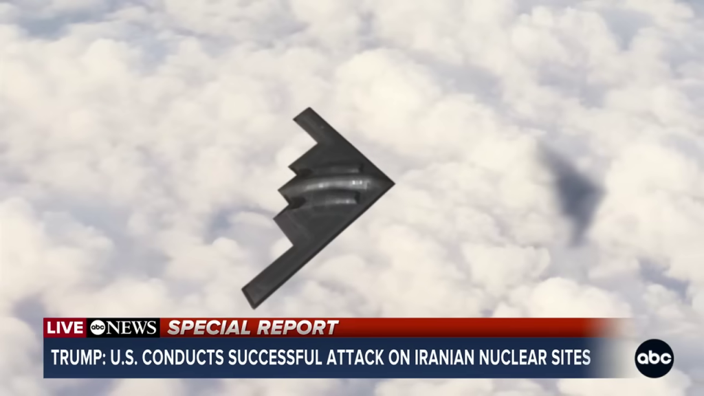 B-2ステルス爆撃機が飛行しているCG映像