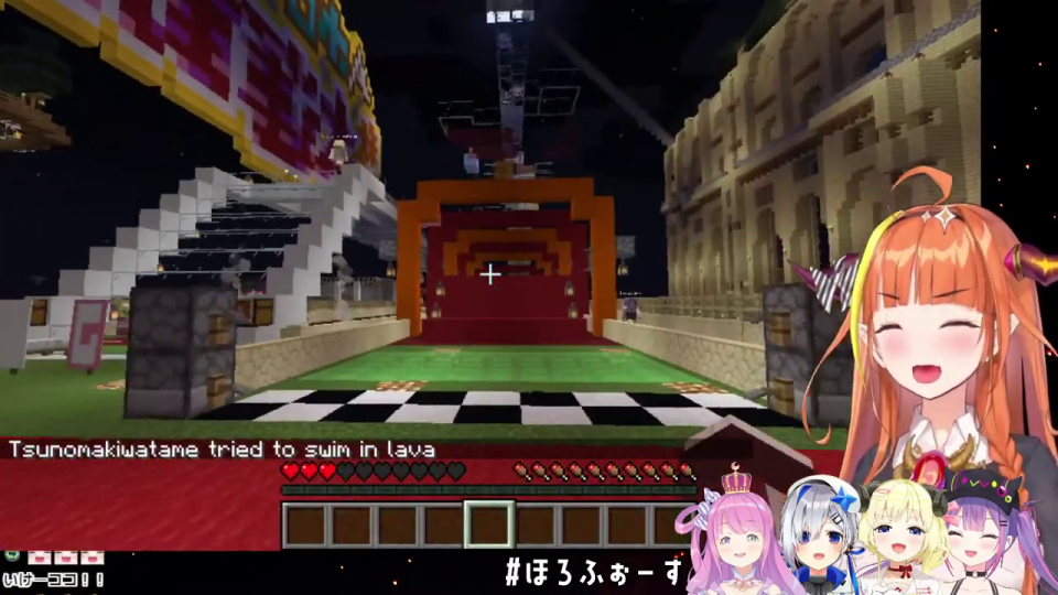 Minecraftのイベント会場のような場所を歩くプレイヤー視点と、「Tsunomakiwatameが溶岩で死んだ」メッセージ