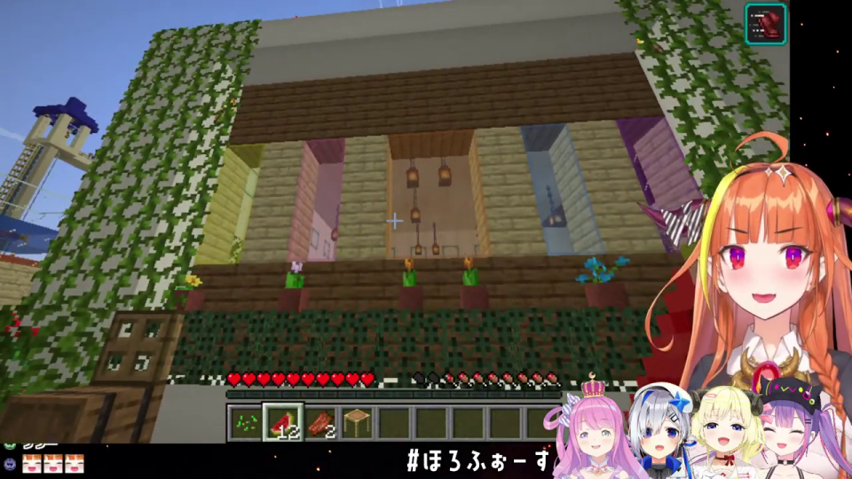 Minecraftのツタで覆われた巨大な建物と、カラフルな窓