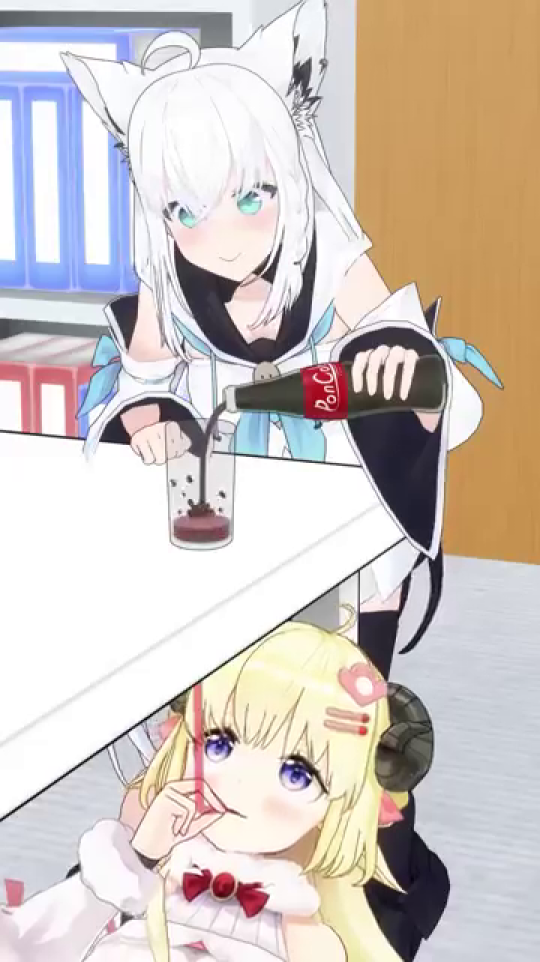 白上フブキがグラスに飲み物を注ぎ始める