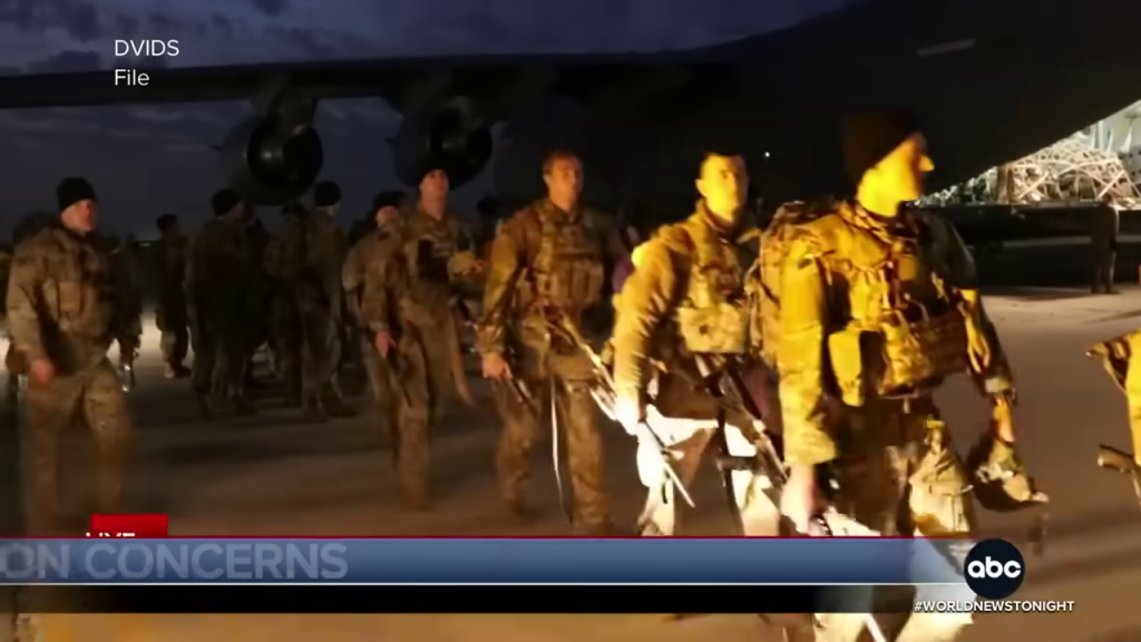 夜間降機する兵士と中東に展開する4万人の米軍の警戒態勢を示すテロップ