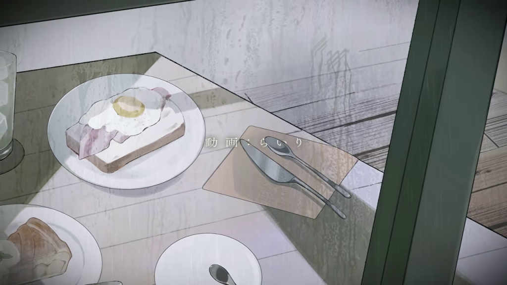 カフェのテーブルに並ぶ食事と動画制作担当のクレジット