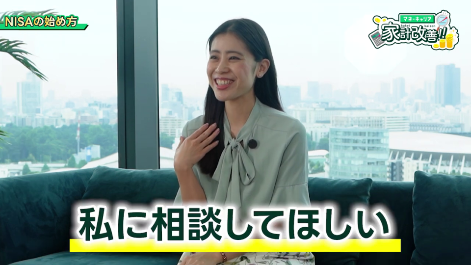 「私に相談してほしい」とテロップが表示され、胸に手を当てて語りかける女性