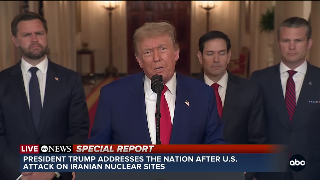 - 大統領演説のタイトルカードに記された未来の日付「JUNE 21, 2025」は、この映像が単なるニュース報道ではなく、<strong>将来の地政学的シナリオをシミュレートしたものであることを示唆</strong>し、動画全体の解釈に決定的な視点を提供する。” /><figcaption>– 大統領演説のタイトルカードに記された未来の日付「JUNE 21, 2025」は、この映像が単なるニュース報道ではなく、<strong>将来の地政学的シナリオをシミュレートしたものであることを示唆</strong>し、動画全体の解釈に決定的な視点を提供する。 (引用元: YouTube動画「U.S. attack on Iran ‘a spectacular military success,’ Trump says」by ABCNews [03:29] https://www.youtube.com/watch?v=9NoK5qiajBc#t=3m29s)</figcaption></figure></p>
<p>3つの改行</p>
<p>この結論こそが、本記事の出発点であり、動画が伝えたい最も本質的なメッセージです。これは単なるフェイクニュースではありません。国際社会が避けたいと願う「最悪のシナリオ」を鮮明に描き出すことで、<strong>現状の地政学的緊張がどこへ向かう可能性があるのか、そしてその結末を避けるために今何が必要なのか</strong>を、私たちに問いかけているのです。</p>
<p>3つの改行</p>
<hr />
<h2><span id=