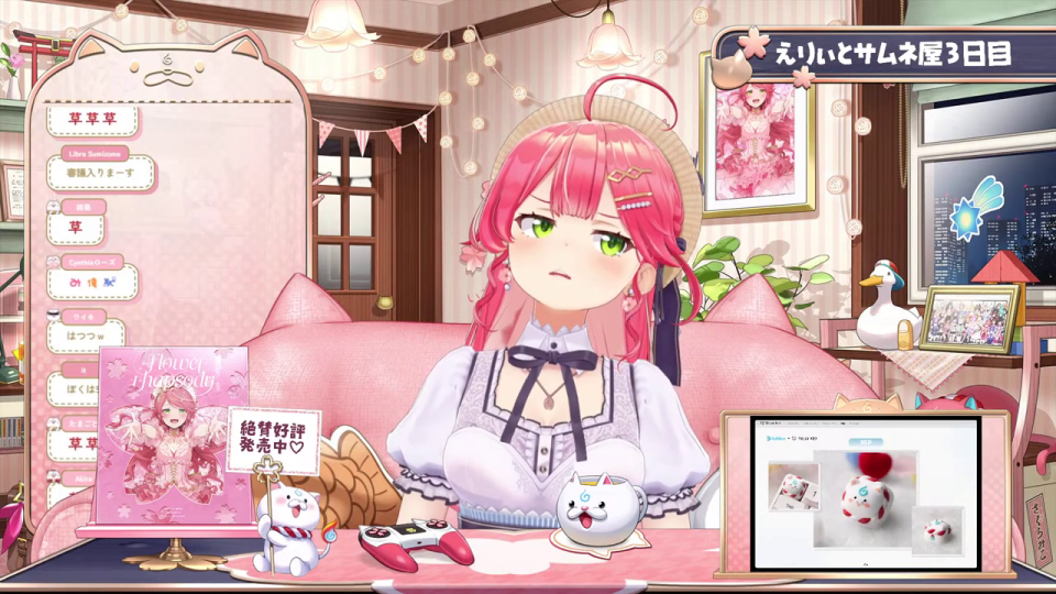 桜みこのVTuber配信画面とDellaKeyキーキャップ広告(不機嫌そうな表情)