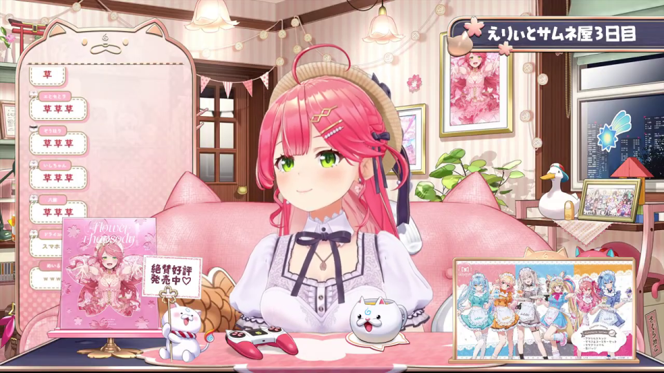 桜みこのVTuber配信画面とDellaKeyキーキャップ広告(満面の笑顔)