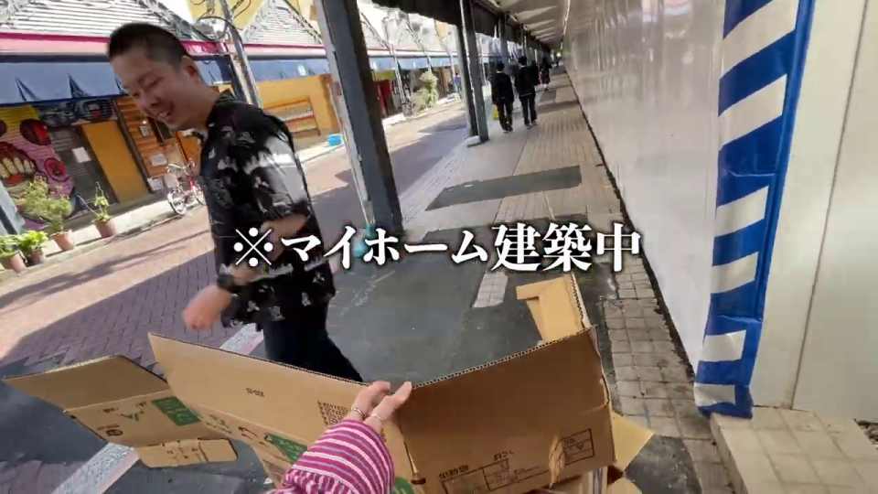 「マイホーム建築中」の現場で笑顔を見せる男性