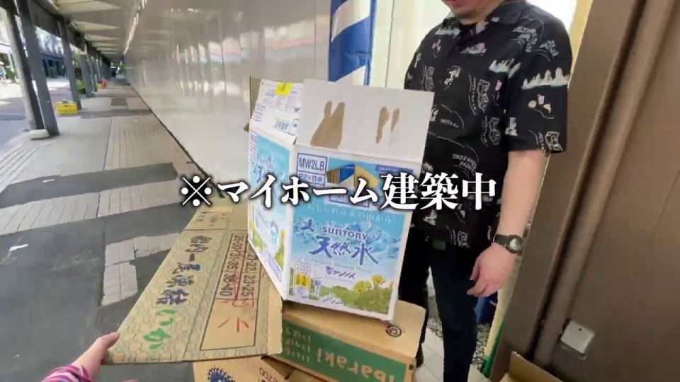 完成途中の段ボールを手に「ただのゴミ」と話す男性
