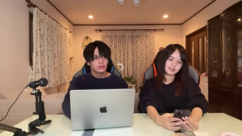 - 男女がリラックスした様子で配信の準備をしている様子。二人の表情から、これから始まる議論への期待感と親しみやすさが伝わってくるため、読者の記事への導入として最適。