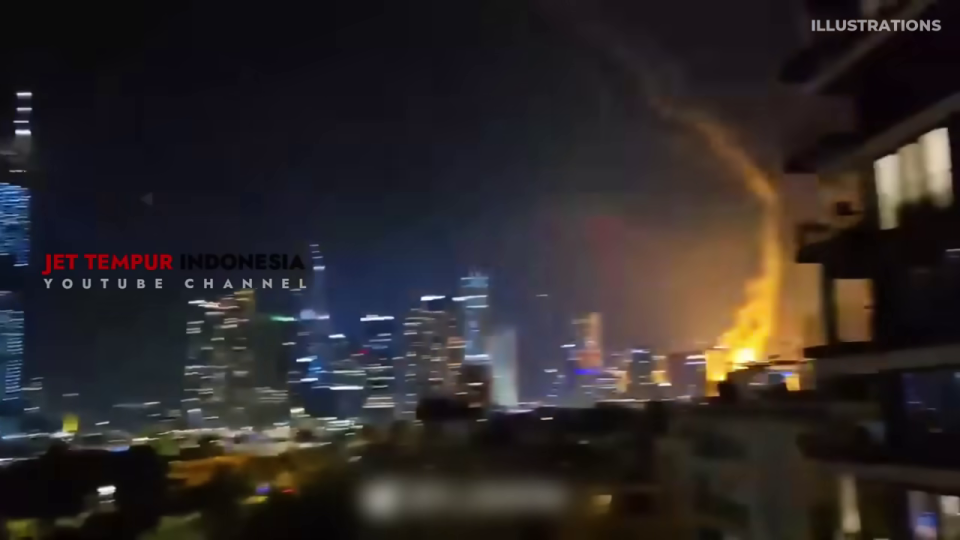 夜の都市に巨大な炎と煙の柱が立ち上る光景