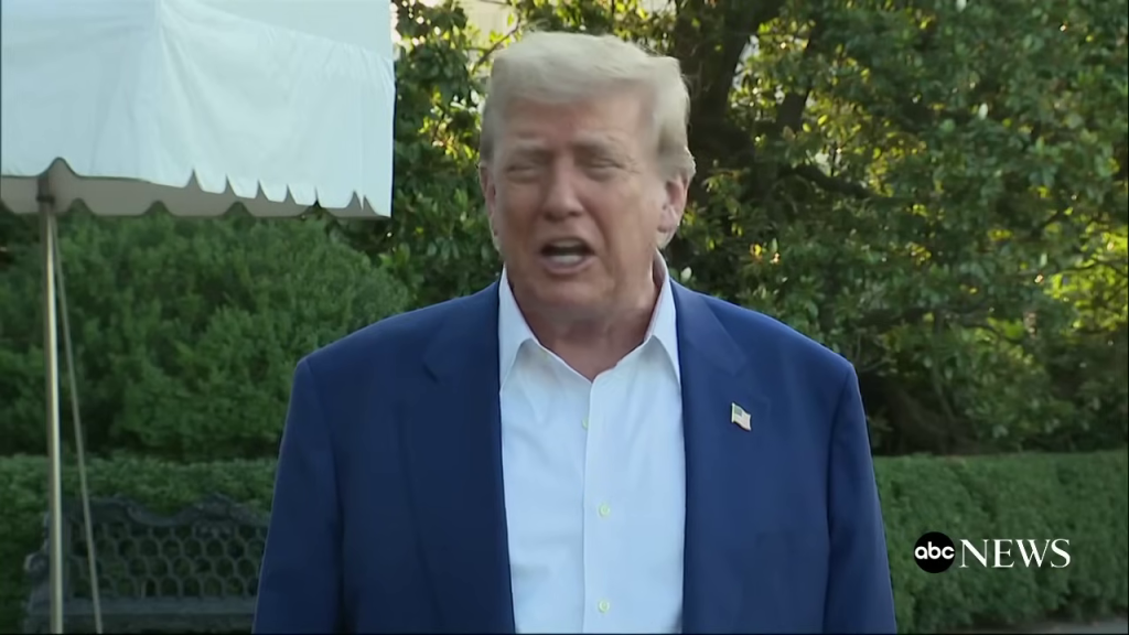 - 大統領としての公式な発言の場を示唆する白い階段とテントを背景にしたドナルド・トランプ氏
