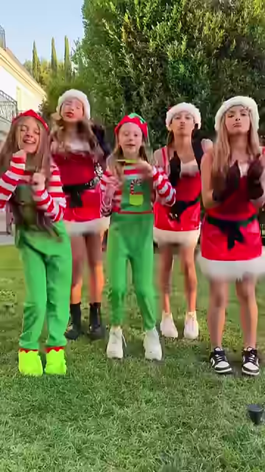 腕を大きく広げ躍動的に踊る少女たち