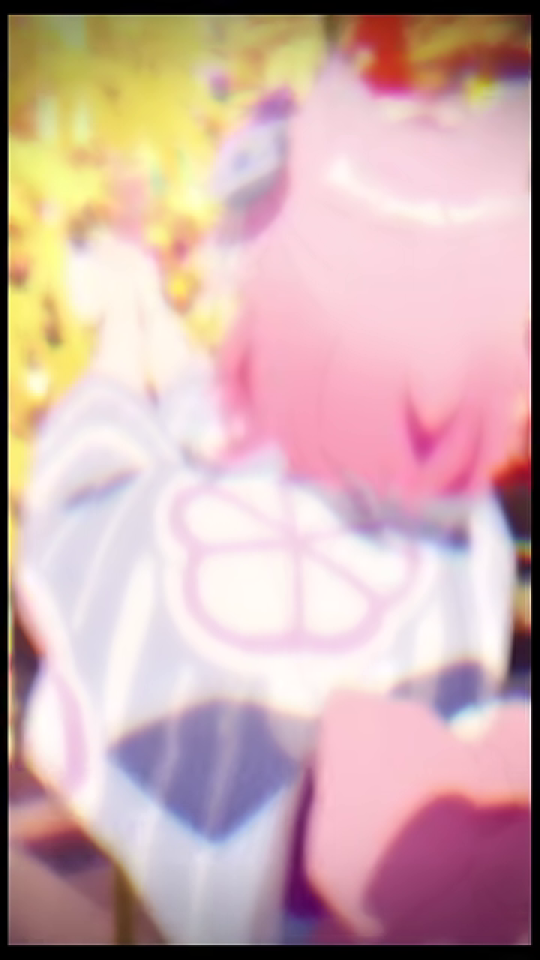 ぼやけたピンク髪のキャラクターの後ろ姿と祭りの光