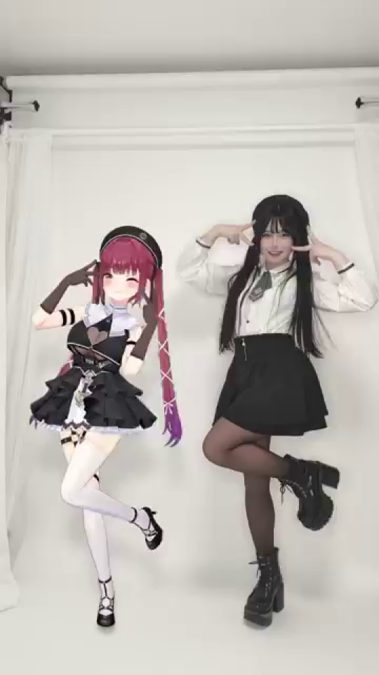 可愛らしい「ぴょんぴょんポーズ」を披露する2人