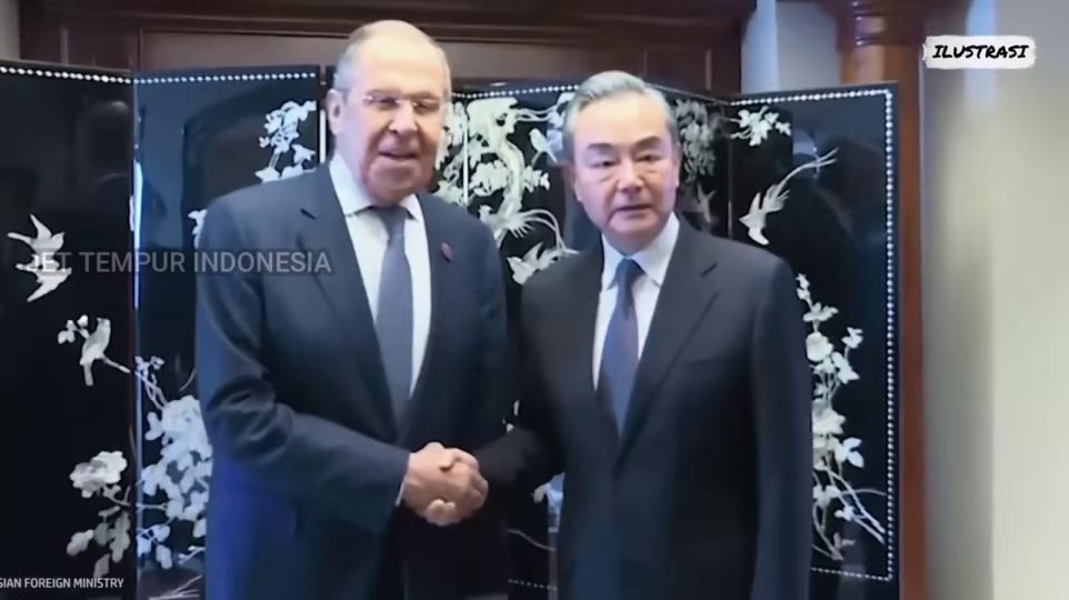 中国王毅外相とロシアラブロフ外相が握手