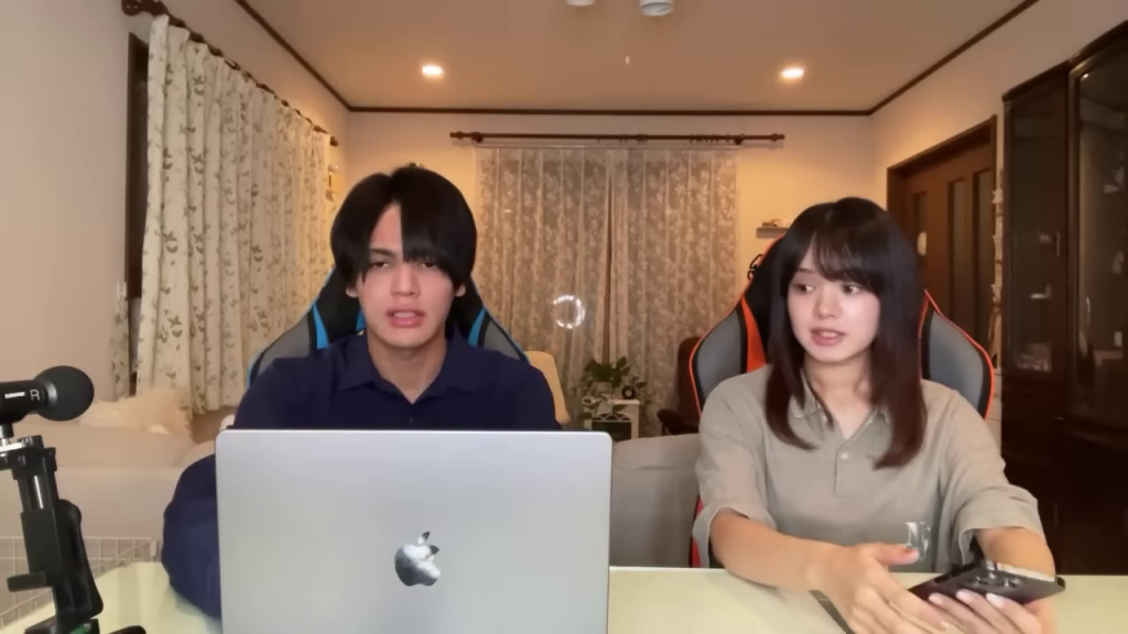 男女二人がパソコンに向かって話している様子
