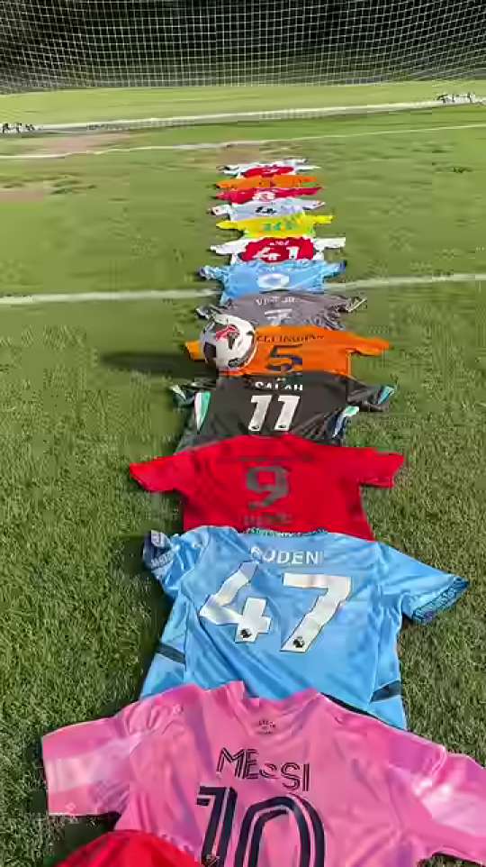 サッカー界のレジェンドたちが並ぶユニフォームの列