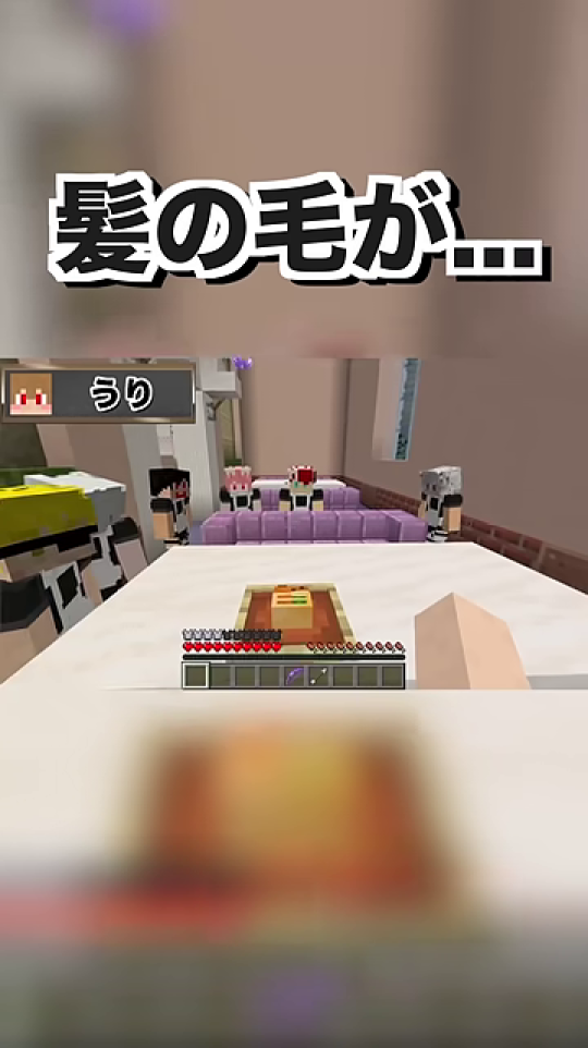 メイド服のキャラクターたちがテーブルを囲む室内風景