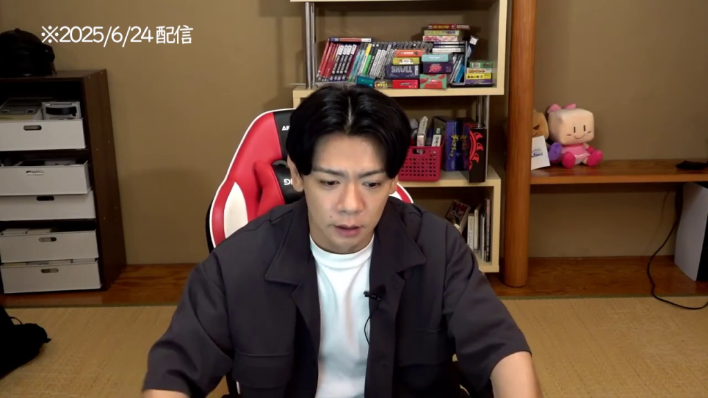 瞑想から目を開けた男性