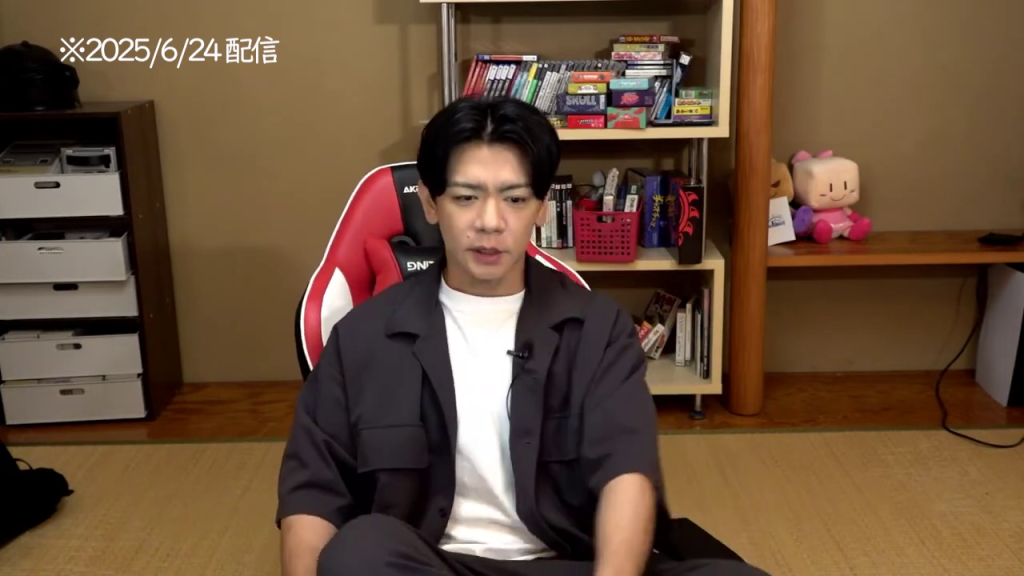 落ち着いた姿勢で座る男性