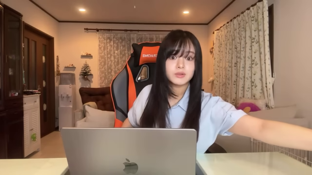 - ロールケーキの箱を開け、中身を見せる女性。一人で誕生日を祝う少し寂しげな様子が、視聴者の共感を呼ぶ瞬間です。