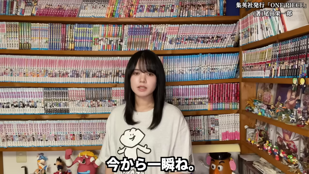 ONE PIECE漫画コレクションの前に立つ女性