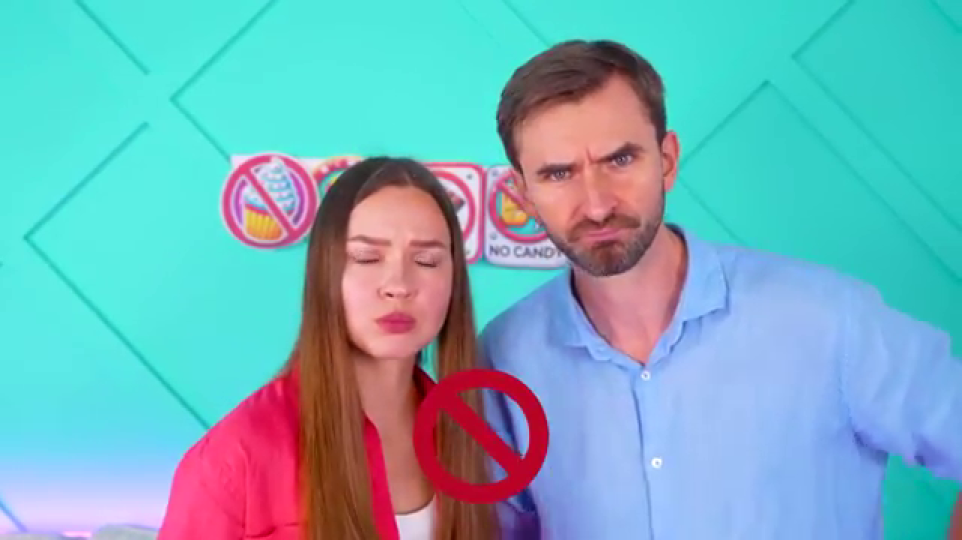「NO CANDY」の禁止マークと大人・少女