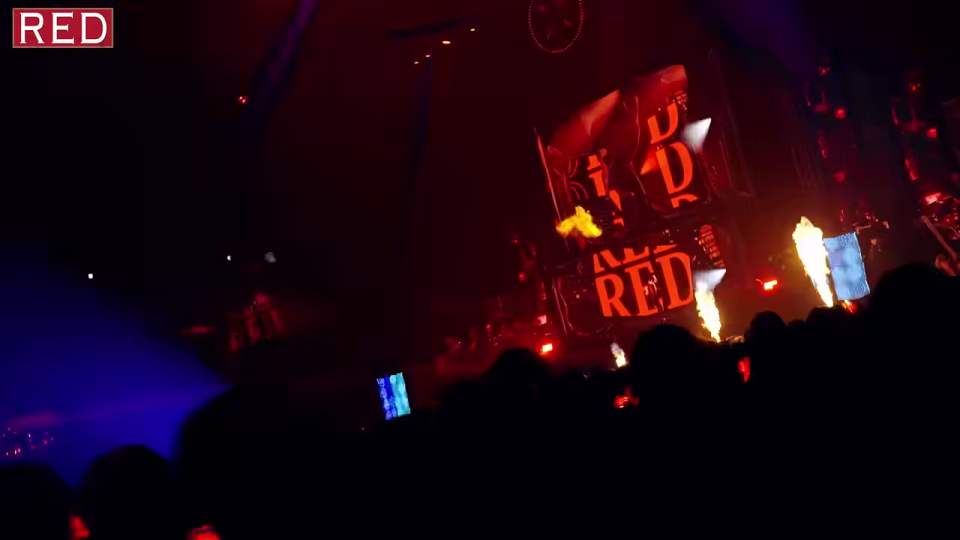 巨大な「RED」の文字と炎の演出