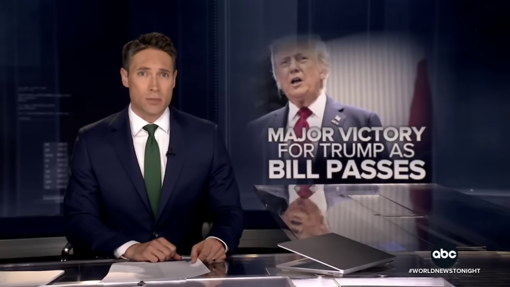 トランプ氏の映像を背景にニュースを読むキャスター