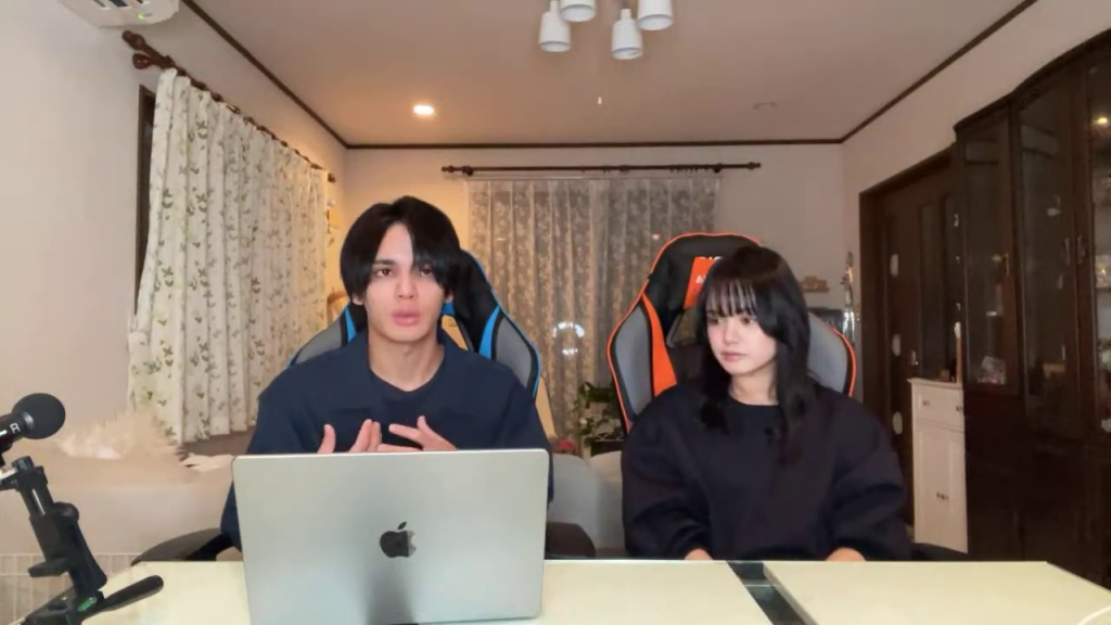 話し始める男性と真剣な表情の女性