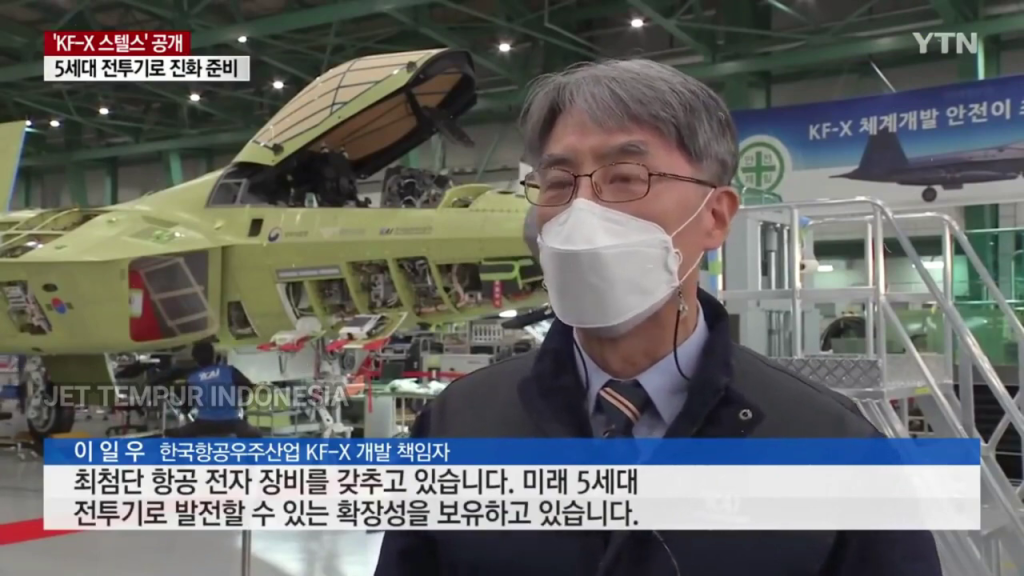 戦闘機について話す男性