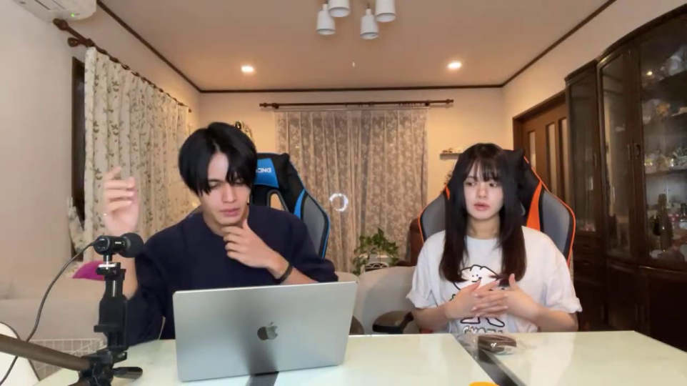 男性が喉元に手をやる: 男性が右手で喉元に触れる仕草。これは単なる体調不良だけでなく、彼が何かを言い淀んでいる、あるいは言いたいことを飲み込んでいる心理状態を示唆している可能性がある。