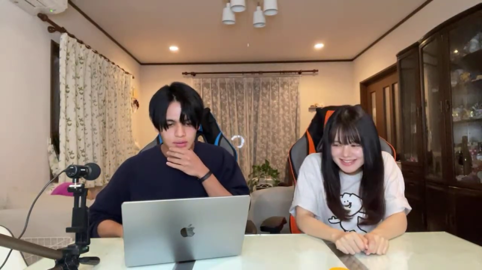 女性がカメラに近づき、上半身が映る: 女性がカメラ(視聴者)に向かって近づき、笑顔で話している姿。動画の締めくくりとして視聴者への感謝や別れのメッセージを伝え、視聴者とのエンゲージメントの瞬間を強調している。