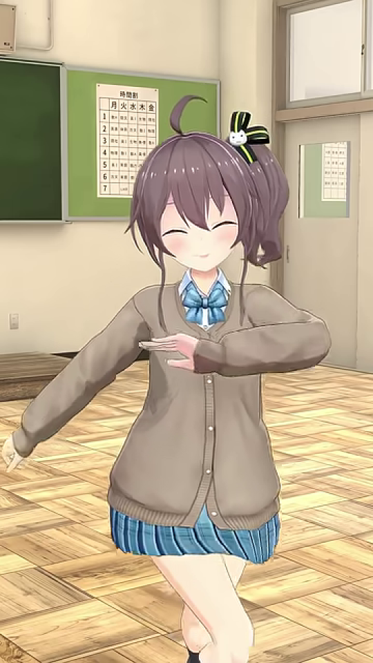腕を交差し目を閉じて微笑むキャラクター